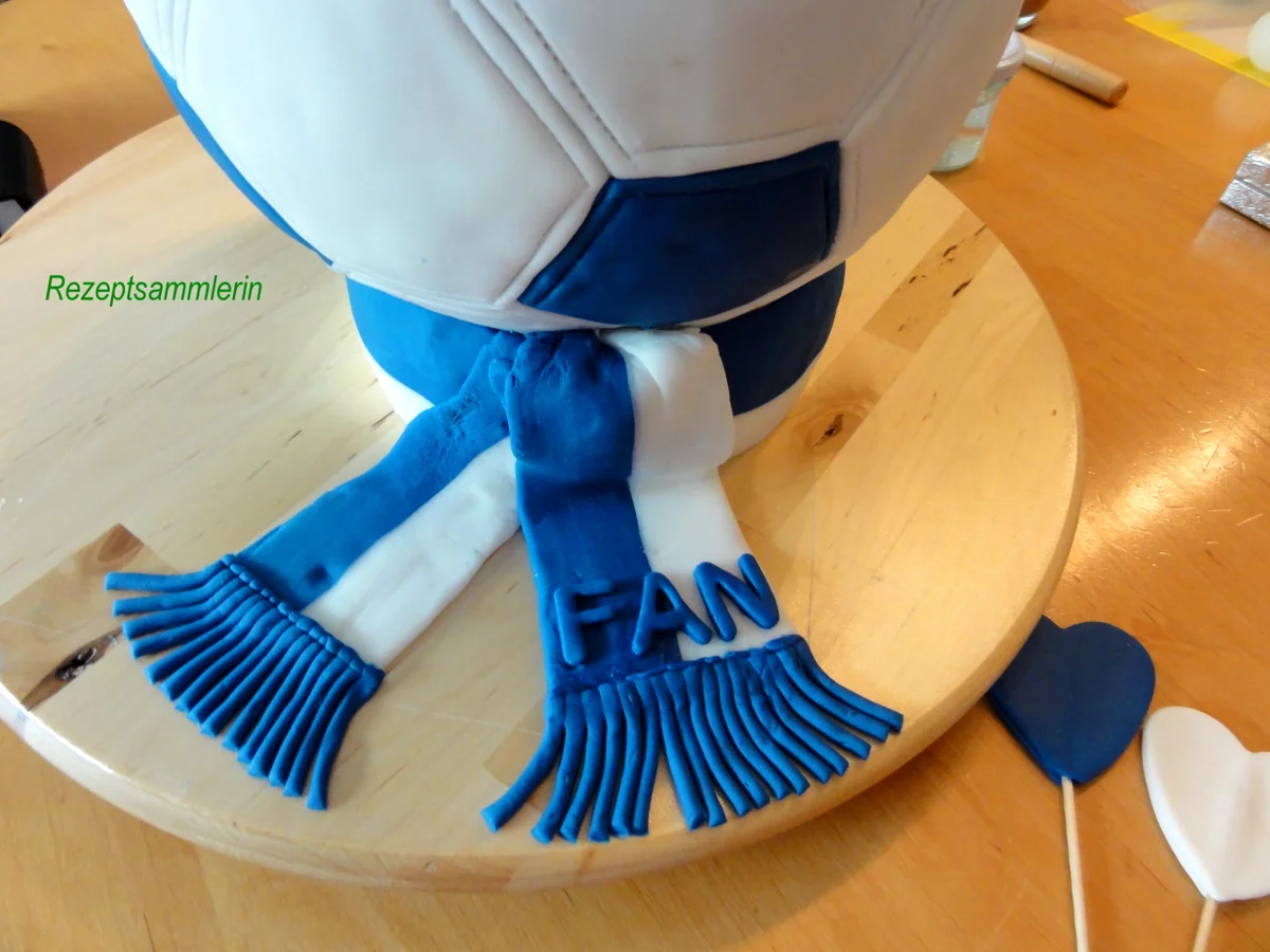 Rezept: Biskuit: BALLTORTE FÜR EINEN FUSSBALL~FAN Bild Nr. 8196 Biskuit: BALLTORTE FÜR EINEN FUSSBALL~FAN - Rezept - Bild Nr. 8196