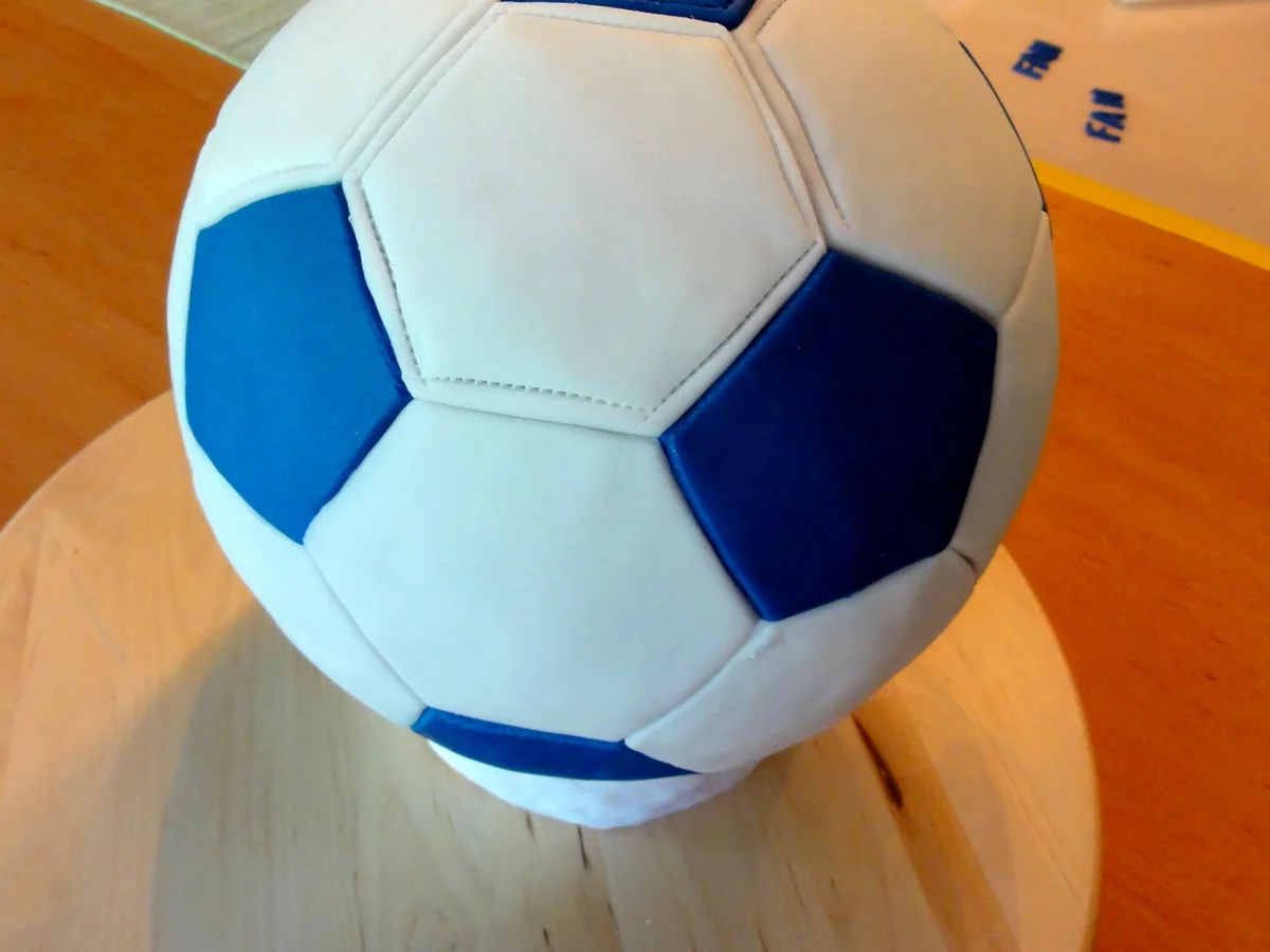 Rezept: Biskuit: BALLTORTE FÜR EINEN FUSSBALL~FAN Bild Nr. 8201 Biskuit: BALLTORTE FÜR EINEN FUSSBALL~FAN - Rezept - Bild Nr. 8201