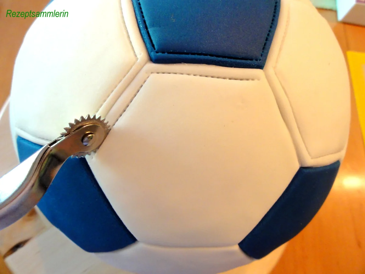 Rezept: Biskuit: BALLTORTE FÜR EINEN FUSSBALL~FAN Bild Nr. 8202 Biskuit: BALLTORTE FÜR EINEN FUSSBALL~FAN - Rezept - Bild Nr. 8202