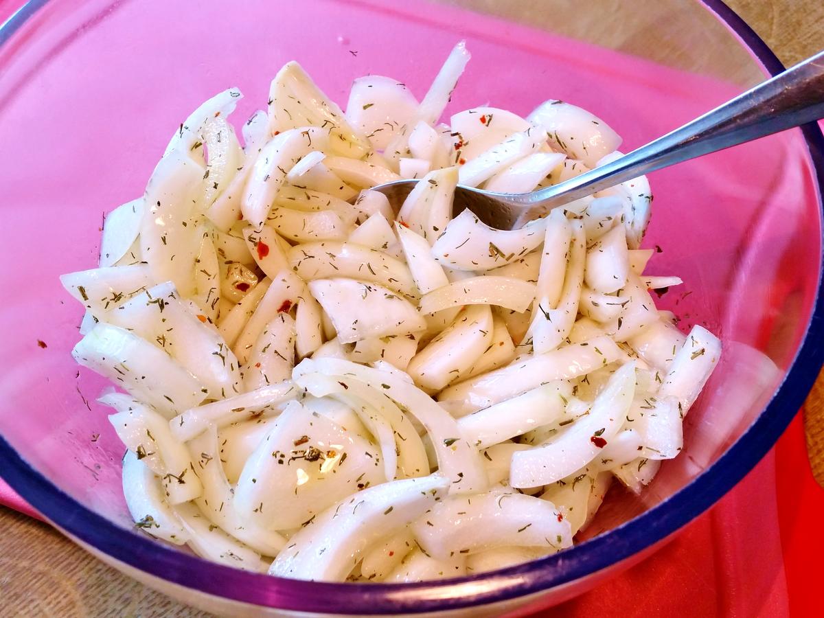 Zwiebelsalat ... ist eine herzhafte Angelegenheit - Rezept mit Bild ...