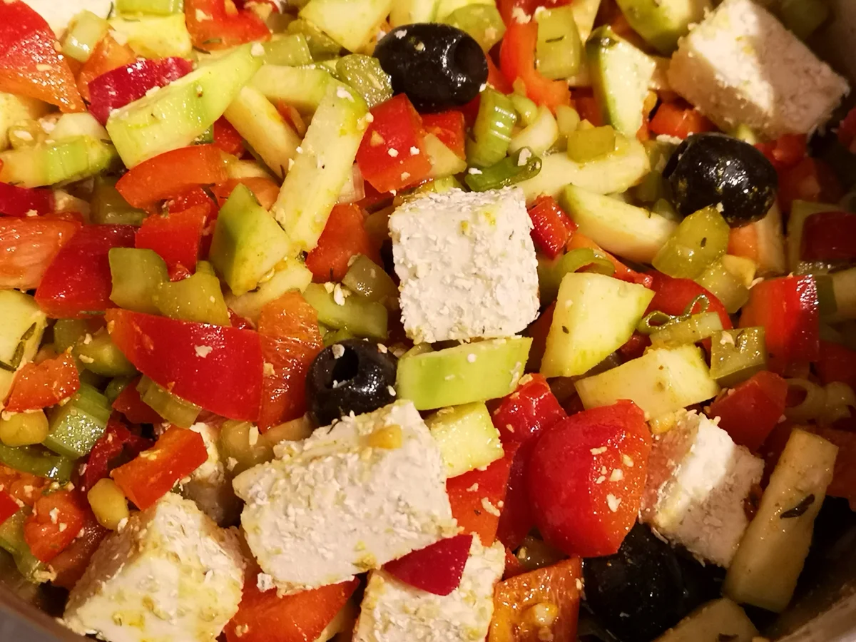 BiNe` S CRUNCHY SCHAFSKÄSEWÜRFEL IN MEDITERRANEM GEMÜSE - Rezept - Bild Nr. 8203