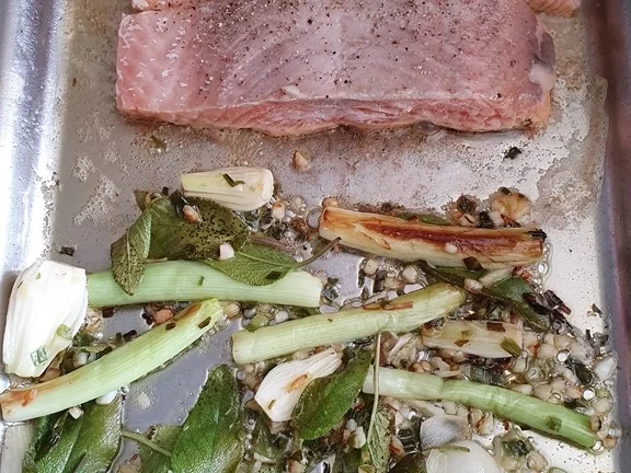 Lachsfilet mit gebratenen Salbei Blättern - Rezept - Bild Nr. 6