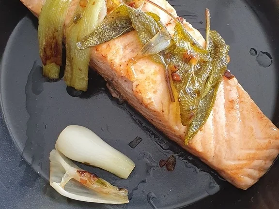 Lachsfilet mit gebratenen Salbei Blättern - Rezept - Bild Nr. 7