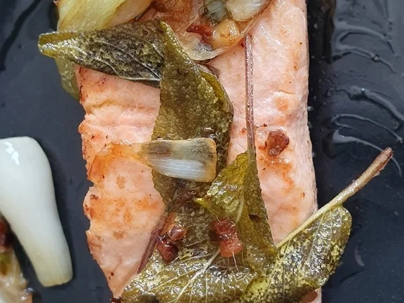 Lachsfilet mit gebratenen Salbei Blättern - Rezept - Bild Nr. 10