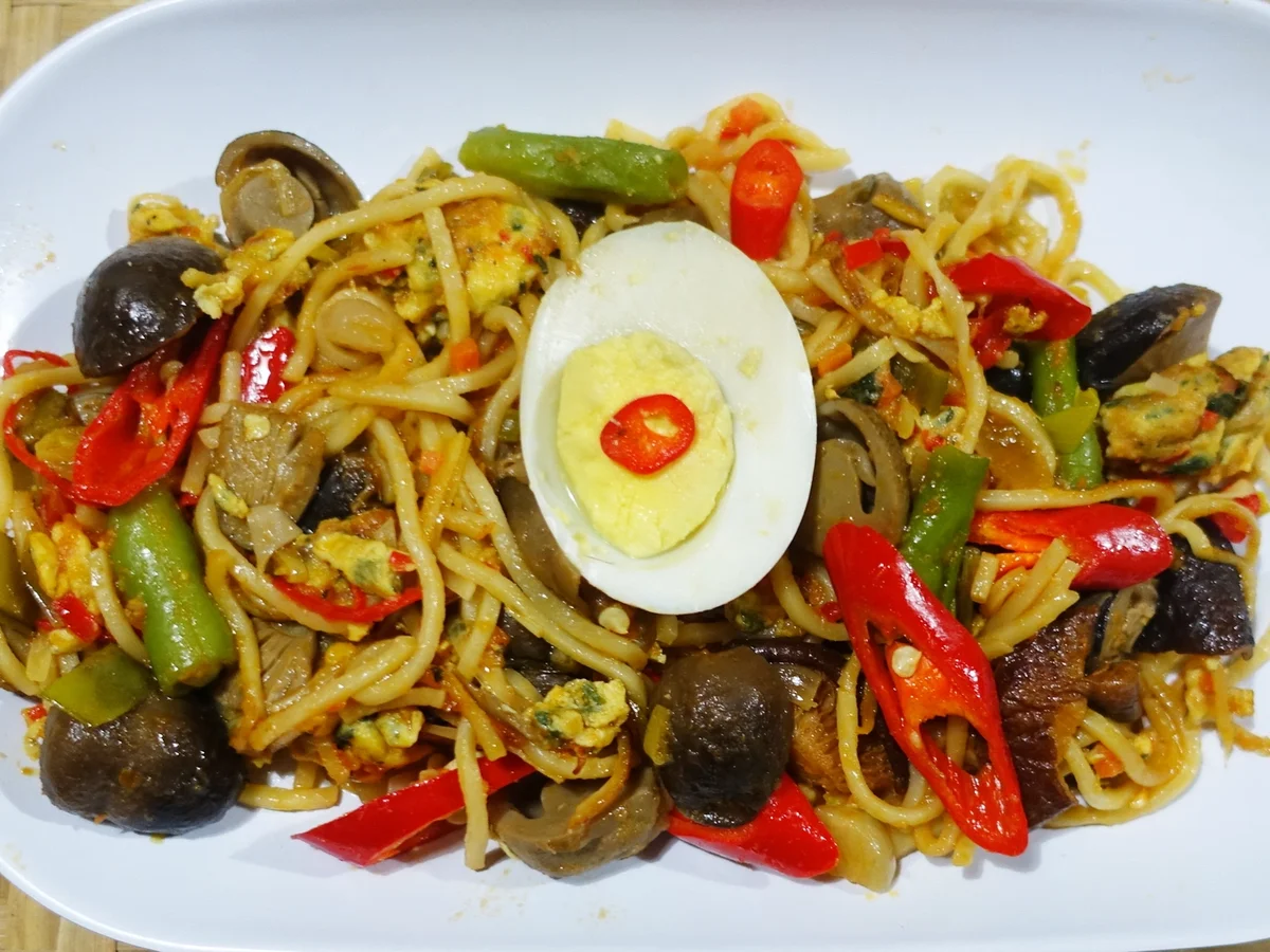 Bunte gebratene Nudeln mit Pilzen und Ei - Rezept - Bild Nr. 8208