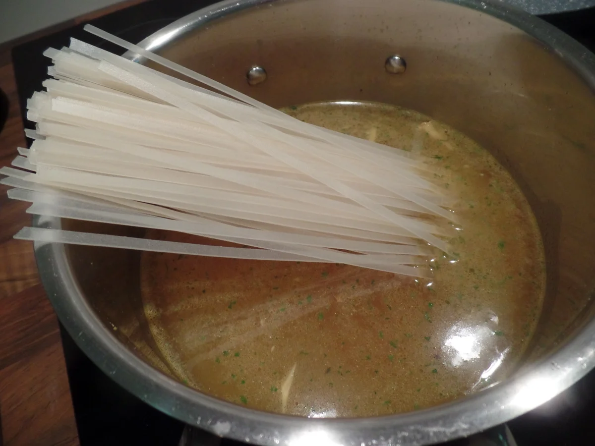 Scharfe Asia-Nudelsuppe mit Thai-Spargel - Rezept - Bild Nr. 8224