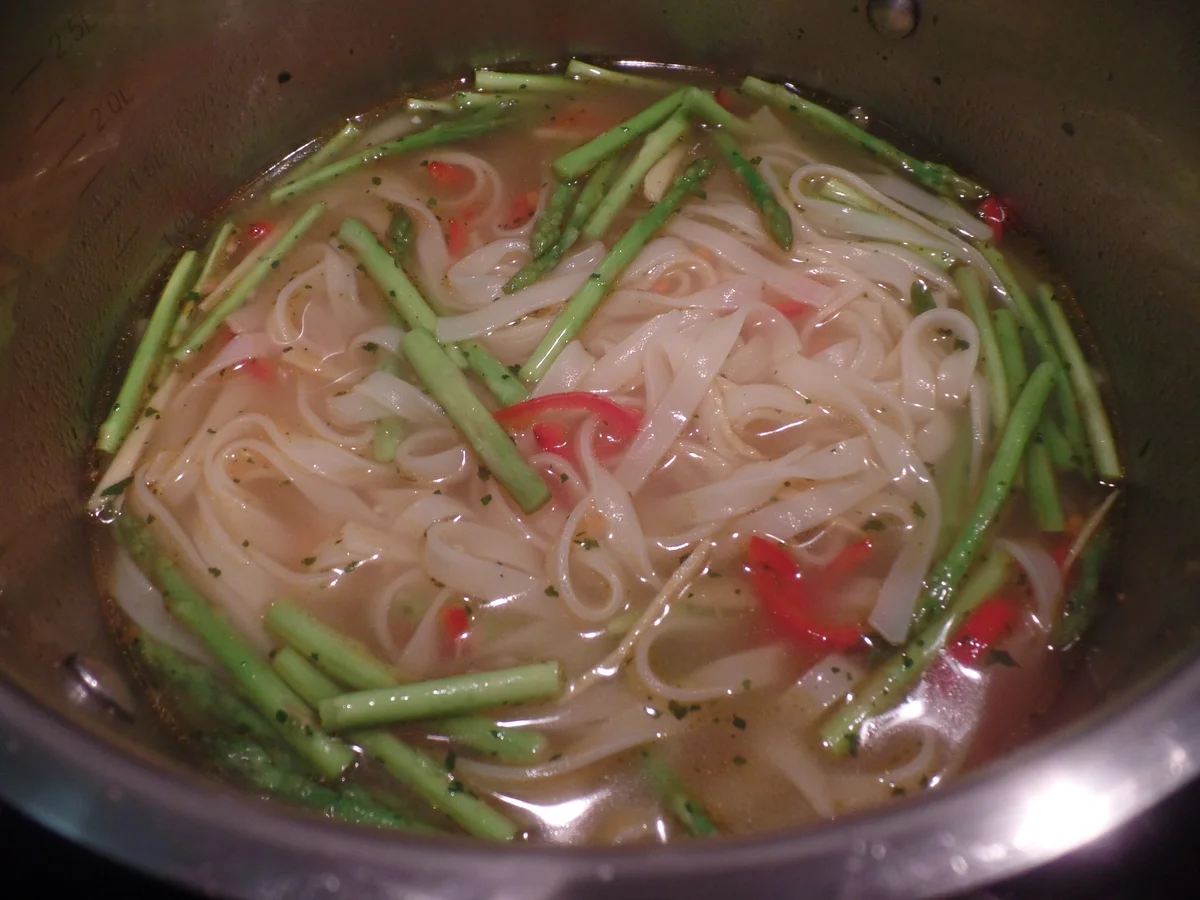 Scharfe Asia-Nudelsuppe mit Thai-Spargel - Rezept - Bild Nr. 8226