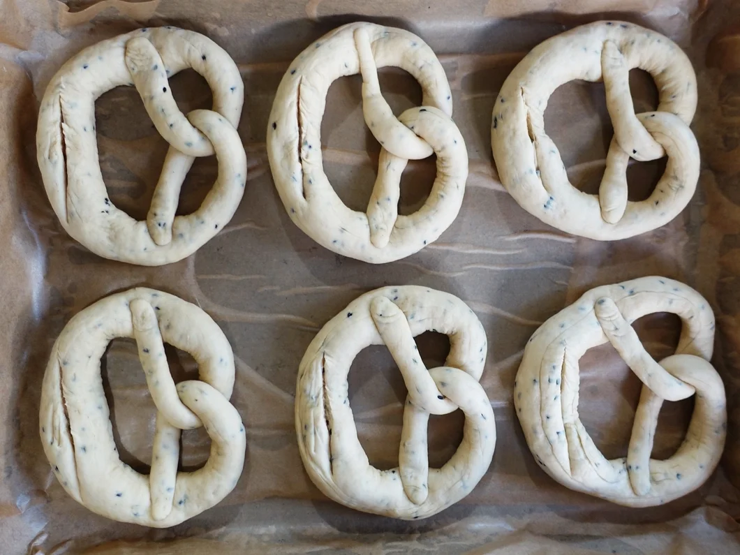 Gelaugte Schwarzkümmelbrezeln - Rezept - Bild Nr. 8224