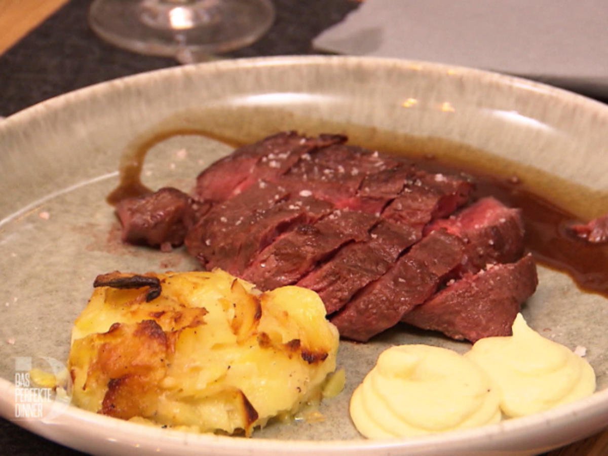 Flat-Iron-Steak an Rotweinjus, mit Kartoffel-Trüffel-Gratin und Blumenkohlcreme - Rezept - Bild Nr. 2