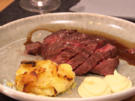 Flat-Iron-Steak an Rotweinjus, mit Kartoffel-Trüffel-Gratin und Blumenkohlcreme - Rezept - Bild Nr. 2