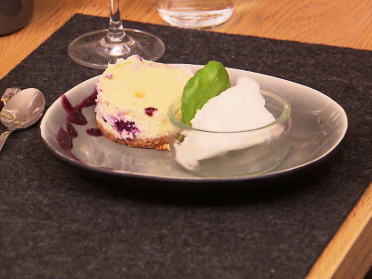 Blueberry-Cheesecake mit Zitronen-Basilikum-Sorbet - Rezept - Bild Nr. 2