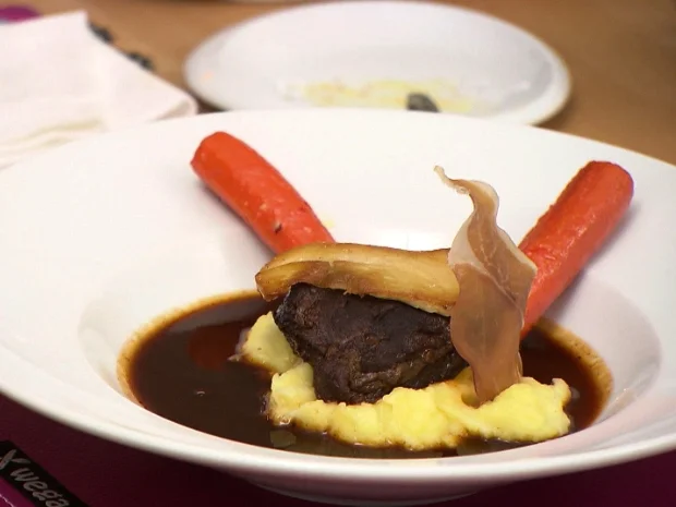 Kalbsbäckchen an Kartoffelstampf, dazu karamellisierte Vanillemöhrchen an Rotweinjus - Rezept - Bild Nr. 2