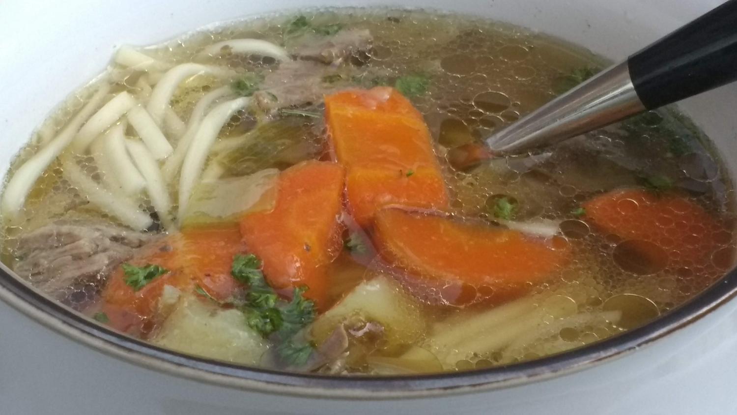 Alle Zutaten bereit für die Zubereitung der kräftigen Rinderbrühe