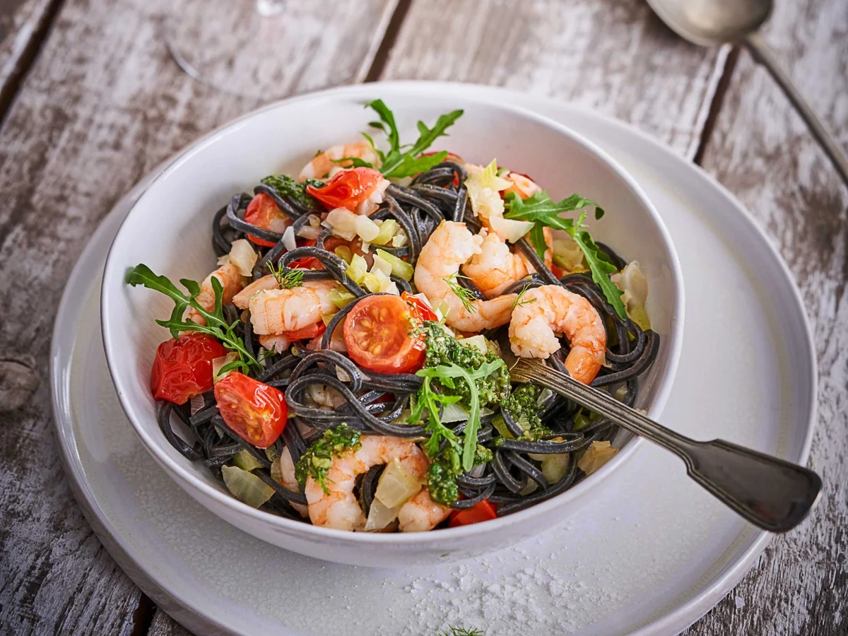 Schwarze Nudeln mit Honigtomaten Garnelen & Pesto á la Stefan Wiertz - Rezept - Bild Nr. 2
