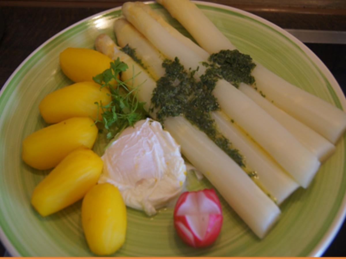 Spargel mit Kerbel-Butter, pochierten Ei und Drillingen - Rezept - Bild Nr. 2