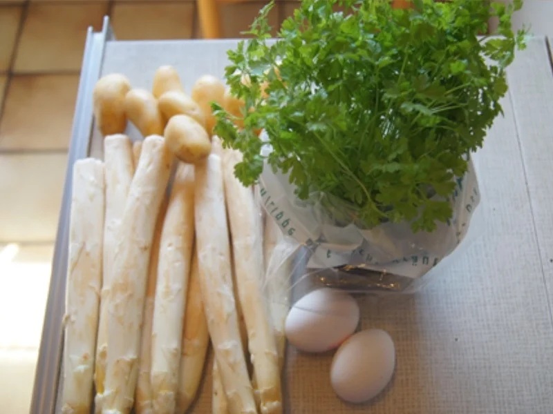 Spargel mit Kerbel-Butter, pochierten Ei und Drillingen - Rezept - Bild Nr. 3