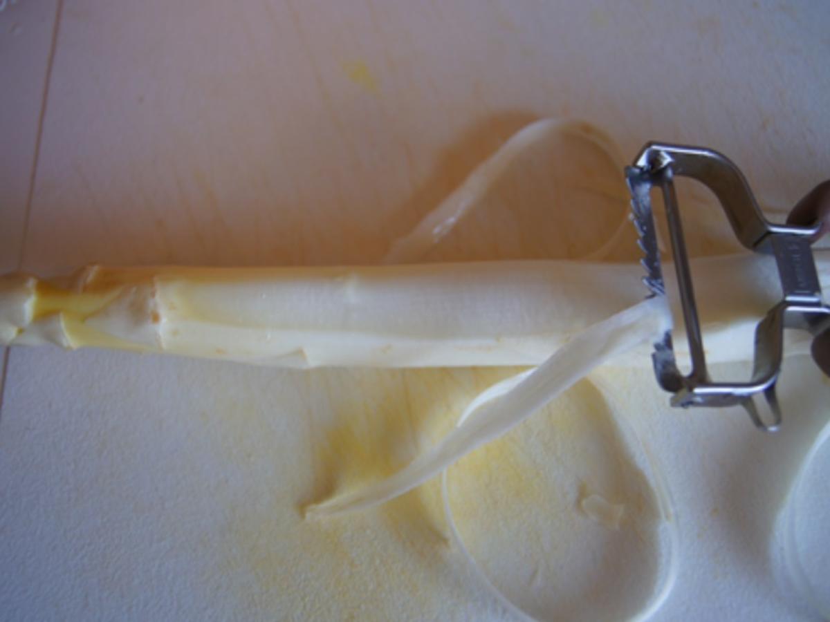 Spargel mit Kerbel-Butter, pochierten Ei und Drillingen - Rezept - Bild Nr. 4