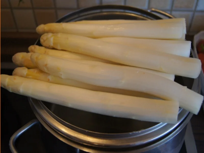 Spargel mit Kerbel-Butter, pochierten Ei und Drillingen - Rezept - Bild Nr. 5
