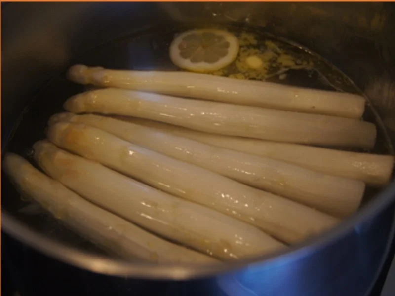 Spargel mit Kerbel-Butter, pochierten Ei und Drillingen - Rezept - Bild Nr. 6
