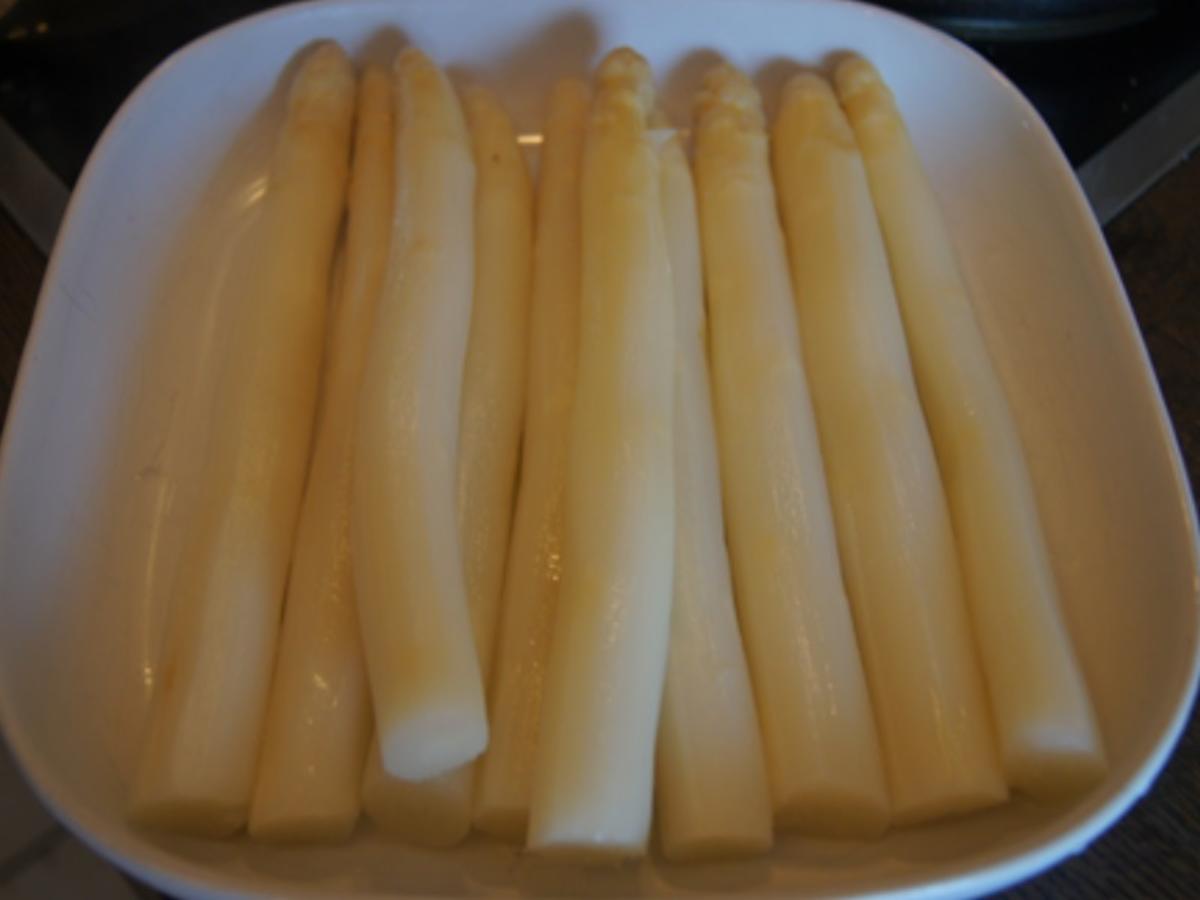 Spargel mit Kerbel-Butter, pochierten Ei und Drillingen - Rezept - Bild Nr. 7
