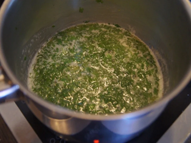 Spargel mit Kerbel-Butter, pochierten Ei und Drillingen - Rezept - Bild Nr. 12