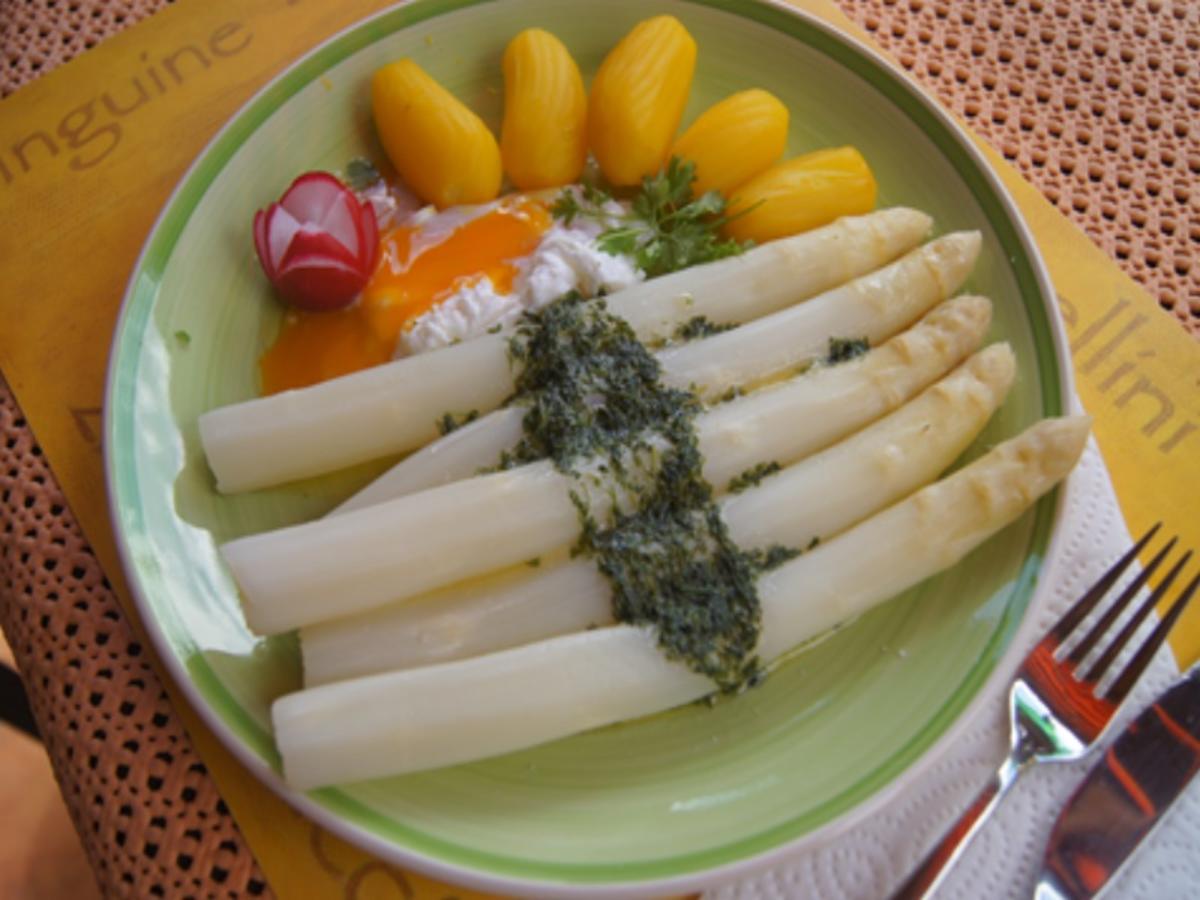 Spargel mit Kerbel-Butter, pochierten Ei und Drillingen - Rezept - Bild Nr. 17