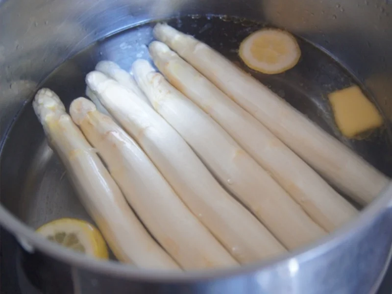Nackenkotelett mit Spargel und Kartoffelstampf - Rezept - Bild Nr. 9