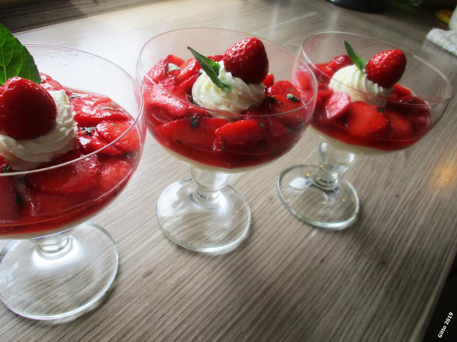 Vanillepudding mit marinierten Erdbeeren - Rezept - kochbar.de