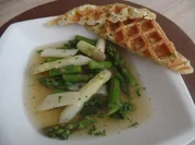 Klare Spargelsuppe mit Petersilienwaffeln - Rezept - Bild Nr. 8253