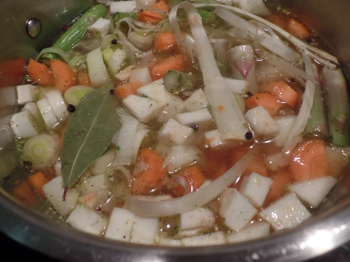 Klare Spargelsuppe mit Petersilienwaffeln - Rezept - Bild Nr. 8255