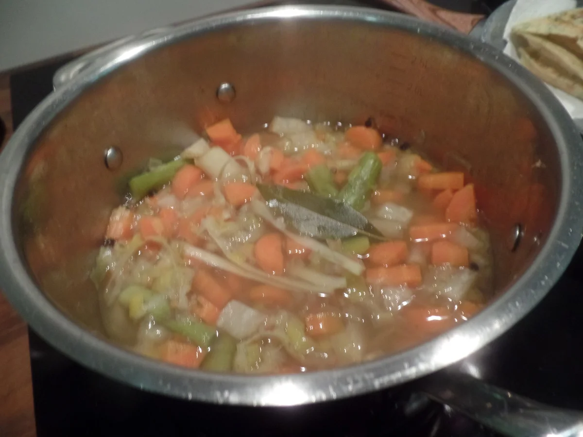 Klare Spargelsuppe mit Petersilienwaffeln - Rezept - Bild Nr. 8256