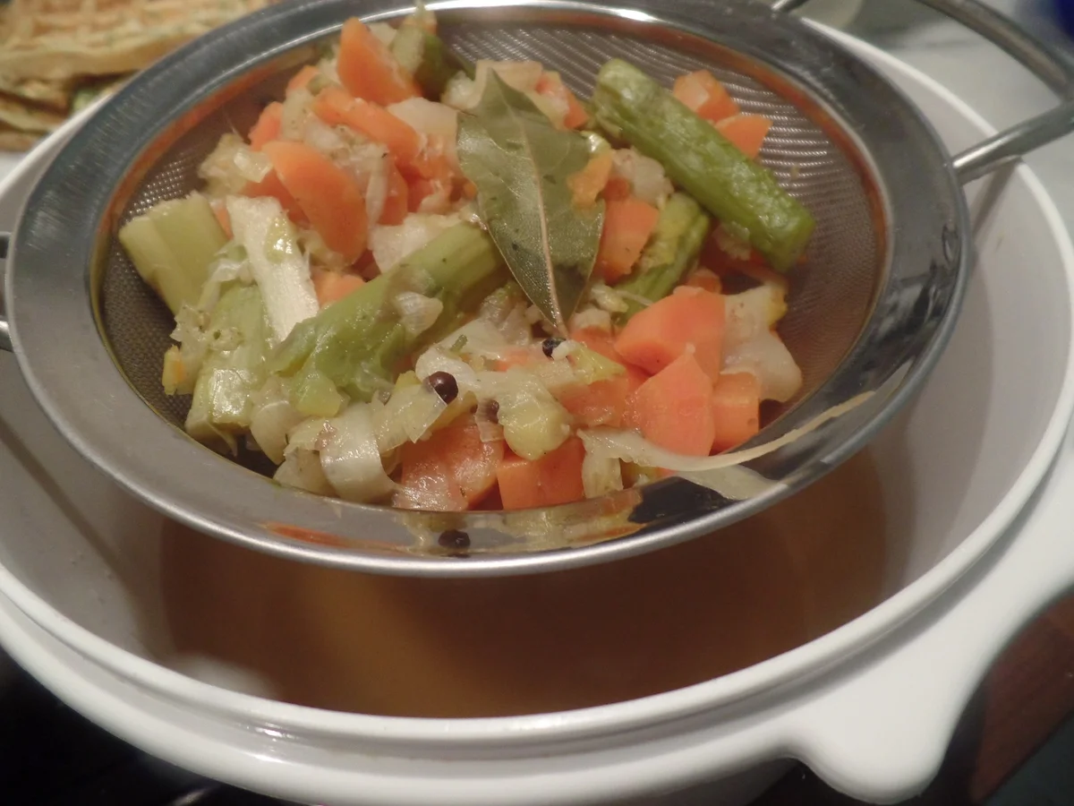 Klare Spargelsuppe mit Petersilienwaffeln - Rezept - Bild Nr. 8257