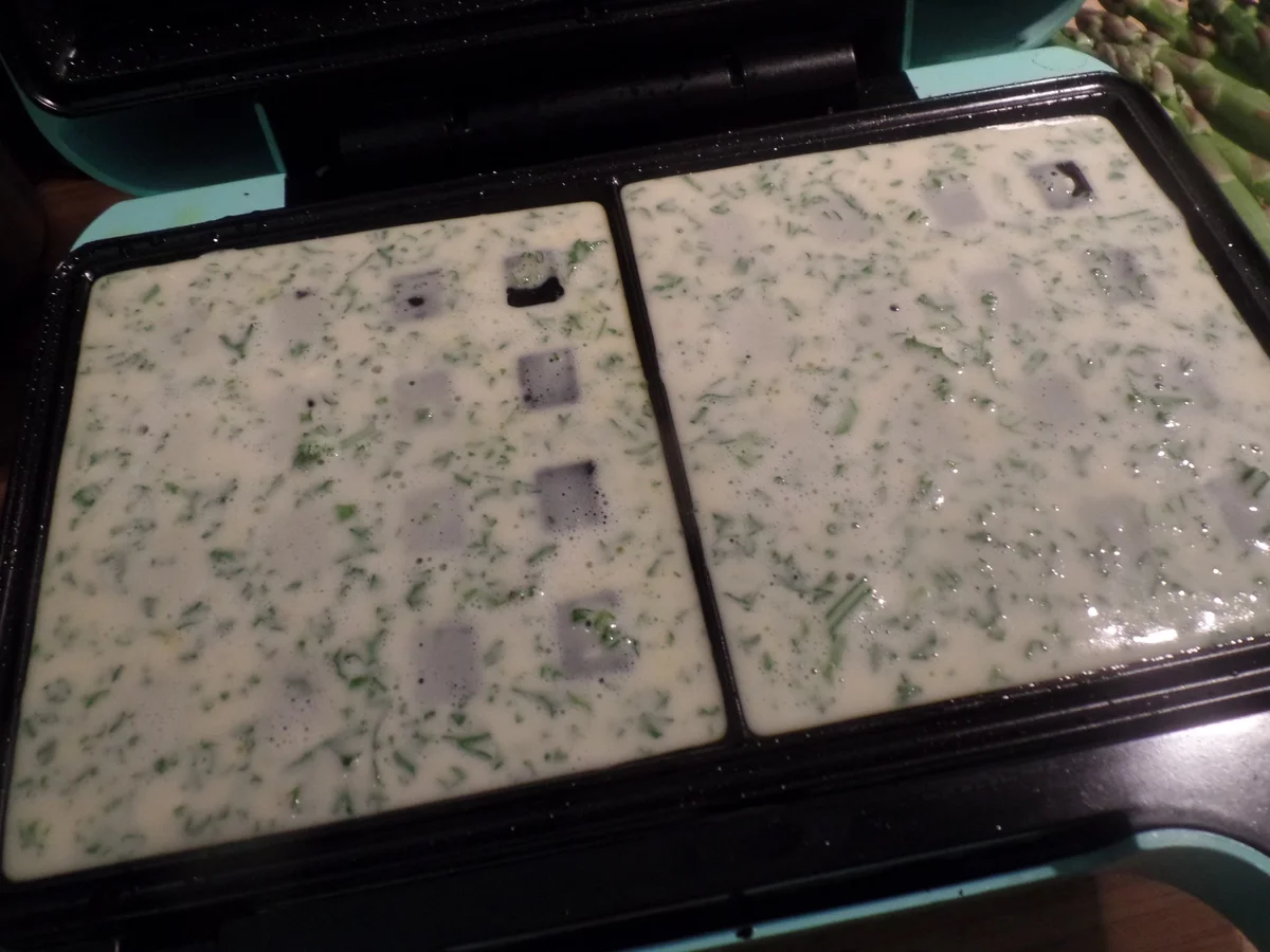 Klare Spargelsuppe mit Petersilienwaffeln - Rezept - Bild Nr. 8260