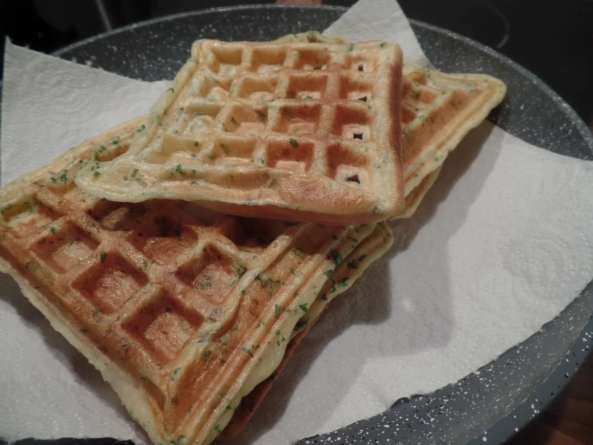 Klare Spargelsuppe mit Petersilienwaffeln - Rezept - Bild Nr. 8262