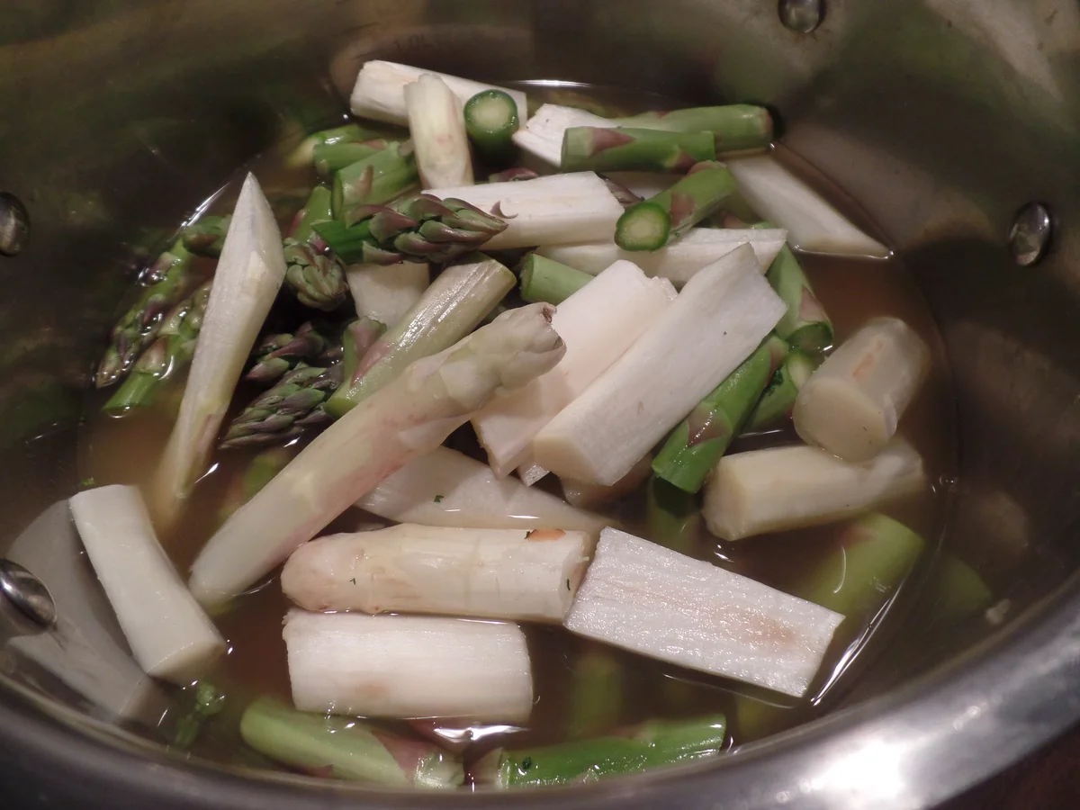 Klare Spargelsuppe mit Petersilienwaffeln - Rezept - Bild Nr. 8263