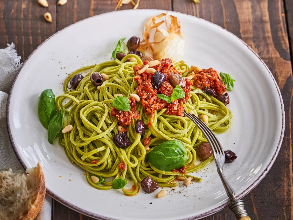 Rezept: Grüne Nudeln mit Tomatenpesto, frittiertem Knoblauch und Basilikum á la Stefan Wiertz Bild Nr. 3 Grüne Nudeln mit Tomatenpesto, frittiertem Knoblauch und Basilikum á la Stefan Wiertz - Rezept - Bild Nr. 3