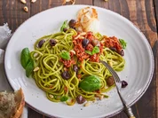 Grüne Nudeln mit Tomatenpesto, frittiertem Knoblauch und Basilikum á la Stefan Wiertz - Rezept - Bild Nr. 3