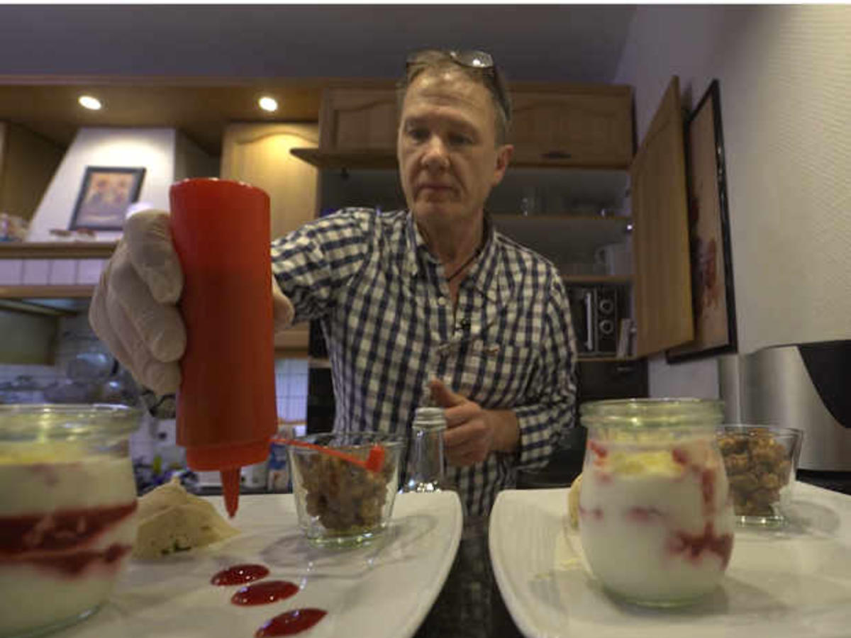 Schichtdessert mit karamelisiertem Walnusseis auf Fruchtspiegel - von ...