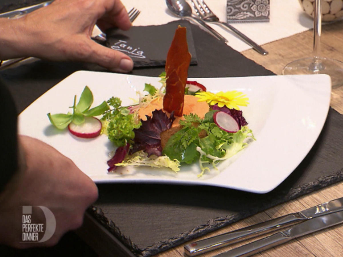 Mousse von roter Paprika mit Serranocrisp im Salatreigen dazu Balsamicotunke - Rezept - Bild Nr. 2