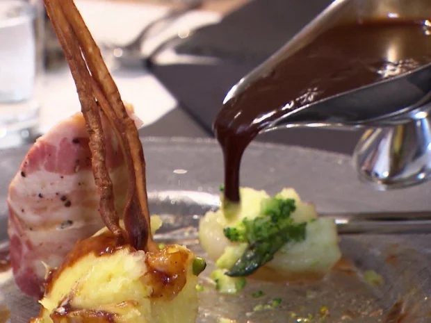 Involtini vom Maishähnchen gefüllt mit Pilzen und Pistazie an Portweinjus - Rezept - Bild Nr. 2