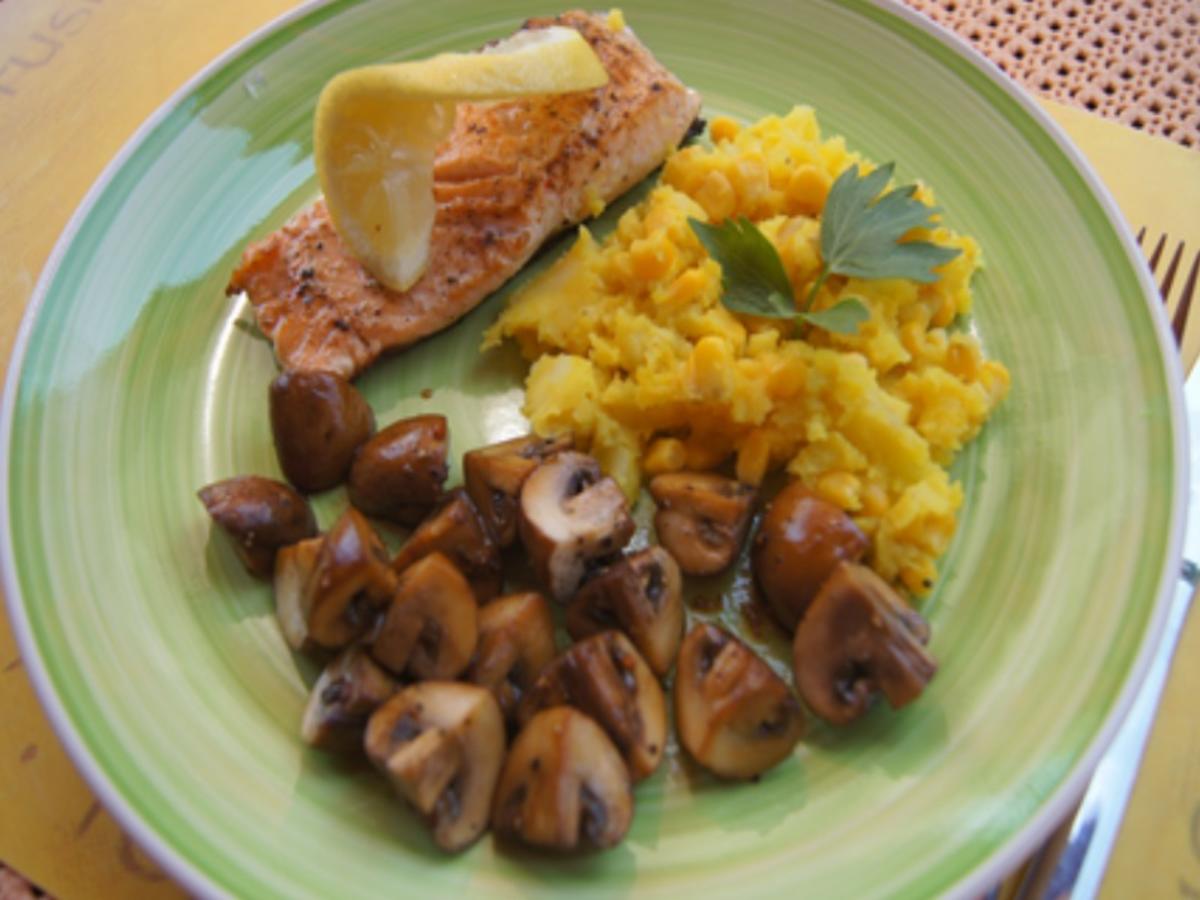Lachsfilet mit Champignons und Mais-Kartoffel-Stampf - Rezept - kochbar.de