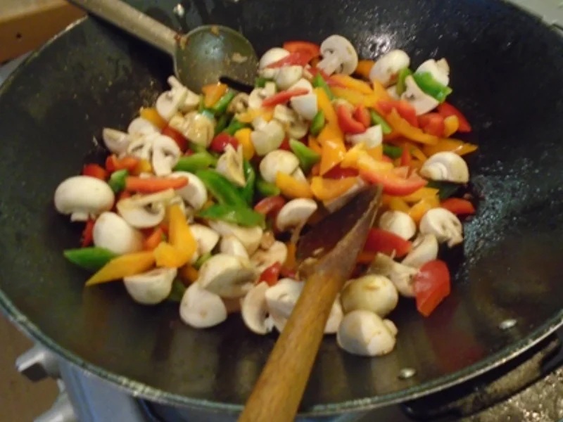 Rezept: Hähnchen-Champignon-Paprika-Wok und gelber Basmatireis Bild Nr. 8269 Hähnchen-Champignon-Paprika-Wok und gelber Basmatireis - Rezept - Bild Nr. 8269