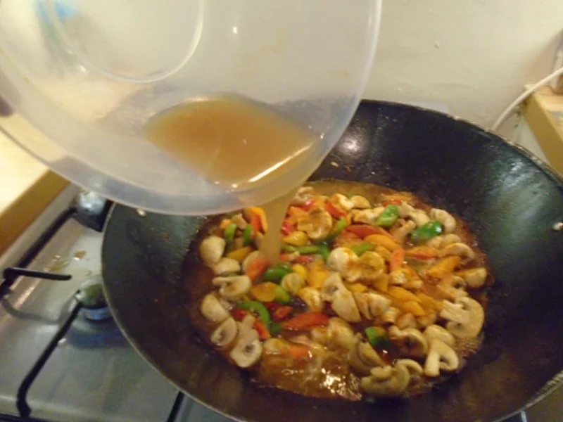 Rezept: Hähnchen-Champignon-Paprika-Wok und gelber Basmatireis Bild Nr. 8270 Hähnchen-Champignon-Paprika-Wok und gelber Basmatireis - Rezept - Bild Nr. 8270