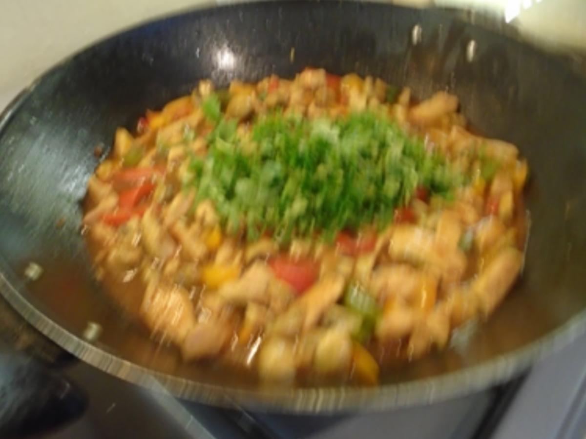 Hähnchen-Champignon-Paprika-Wok und gelber Basmatireis - Rezept - Bild Nr. 8276