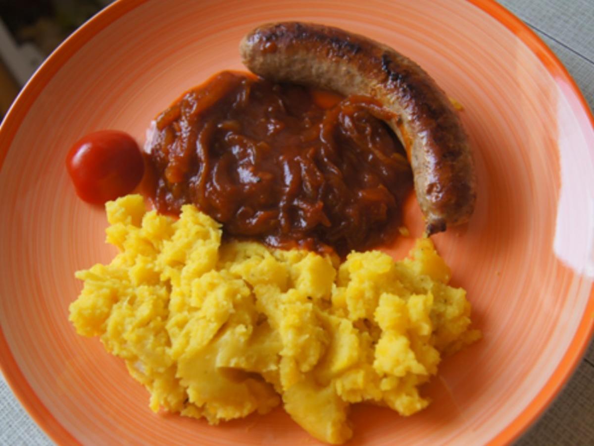 Bratwurst mit Zwiebelsauce und Kartoffelstampf - Rezept - kochbar.de