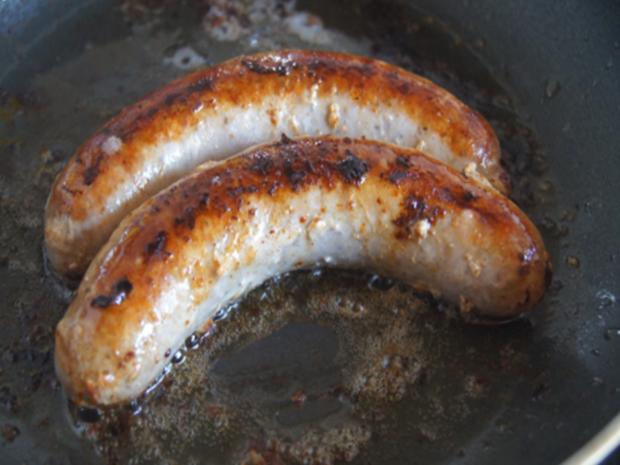 Bratwurst mit Zwiebelsauce und Kartoffelstampf - Rezept - kochbar.de