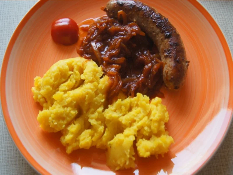 Rezept: Bratwurst mit Zwiebelsauce und Kartoffelstampf Bild Nr. 8275 Bratwurst mit Zwiebelsauce und Kartoffelstampf - Rezept - Bild Nr. 8275