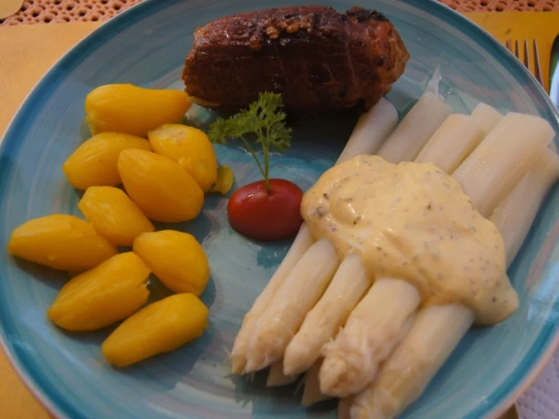 Rezept: Schweinerouladen mit Mett gefüllt, Spargel und Drillingen Bild Nr. 2 Schweinerouladen mit Mett gefüllt, Spargel und Drillingen - Rezept - Bild Nr. 2