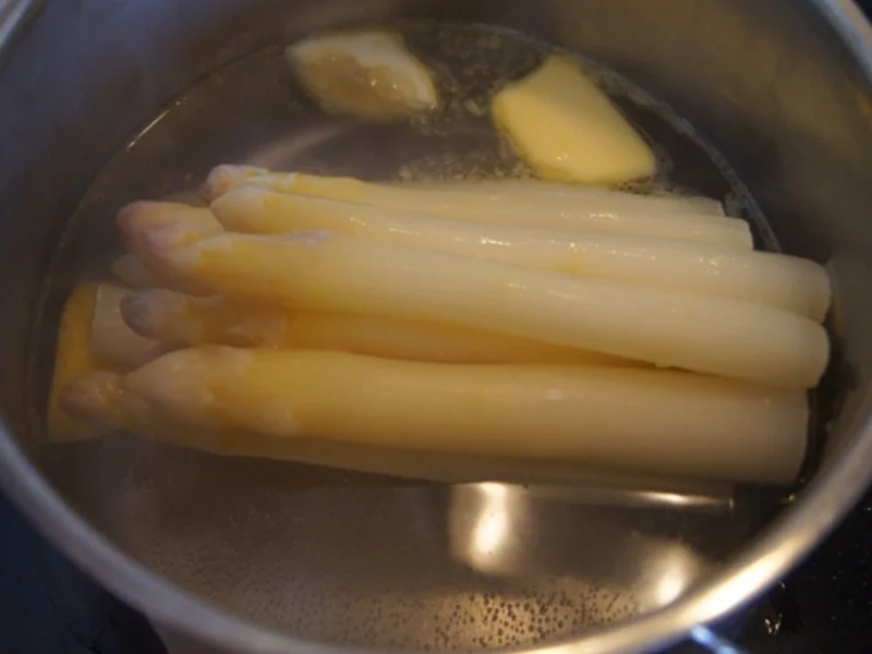 Rezept: Schweinerouladen mit Mett gefüllt, Spargel und Drillingen Bild Nr. 14 Schweinerouladen mit Mett gefüllt, Spargel und Drillingen - Rezept - Bild Nr. 14