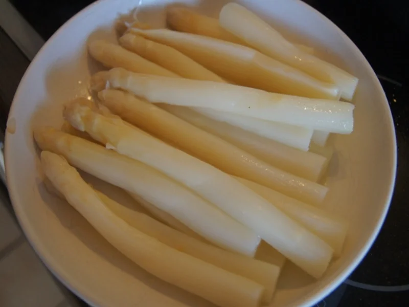 Rezept: Schweinerouladen mit Mett gefüllt, Spargel und Drillingen Bild Nr. 15 Schweinerouladen mit Mett gefüllt, Spargel und Drillingen - Rezept - Bild Nr. 15